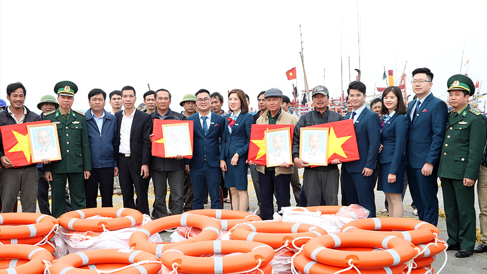 Tặng 1.000 lá cờ Tổ quốc, ảnh Bác Hồ và áo phao, phao cứu sinh cho ngư dân Hải Hậu