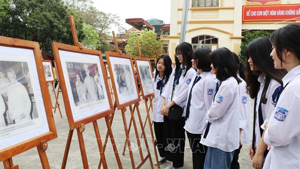 Ninh Bình: Trưng bày những bức ảnh đẹp về Bác Hồ với bầu cử Quốc hội