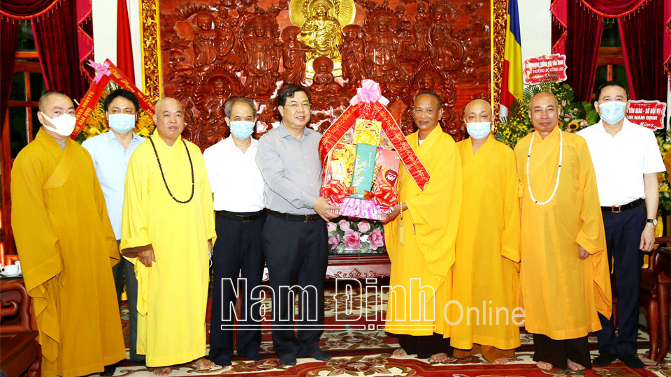 Đồng chí Bí thư Tỉnh ủy thăm, chúc mừng Giáo hội Phật giáo tỉnh nhân đại lễ Phật đản