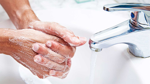 Người mắc bệnh về da cần lưu ý gì khi rửa tay trong mùa dịch?
