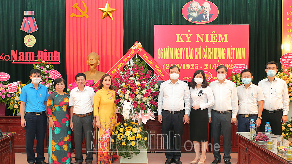 Đồng chí Bí thư Tỉnh ủy chúc mừng các cơ quan báo chí nhân Ngày Báo chí cách mạng Việt Nam (21-6)