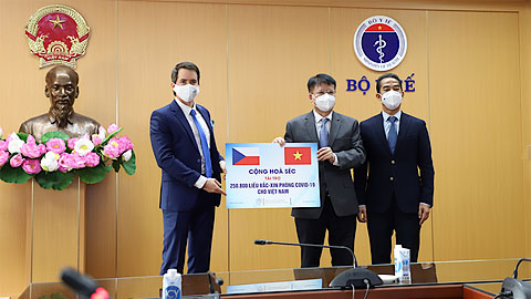 Việt Nam tiếp nhận hơn 250 nghìn liều vắc-xin COVID-19 do Cộng hòa Séc trao tặng