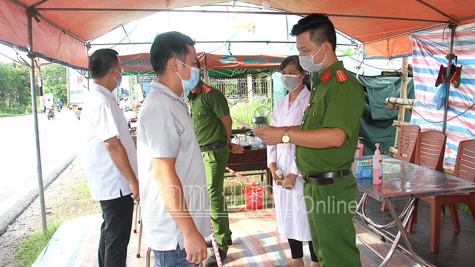 Nâng cao ý thức tuân thủ pháp luật của cán bộ, nhân dân trong phòng, chống dịch COVID-19