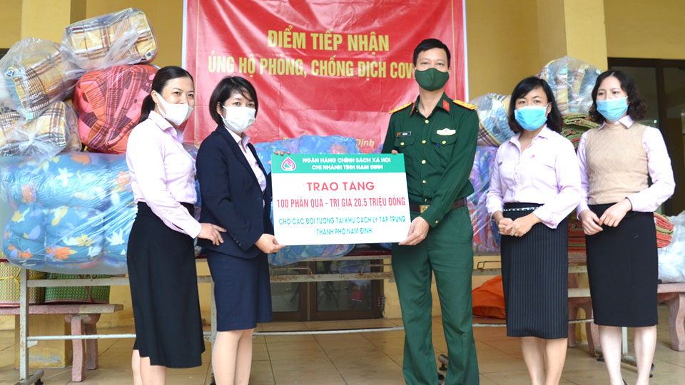 Tặng đồ dùng thiết yếu cho khu cách ly phòng, chống dịch COVID-19 thành phố Nam Định
