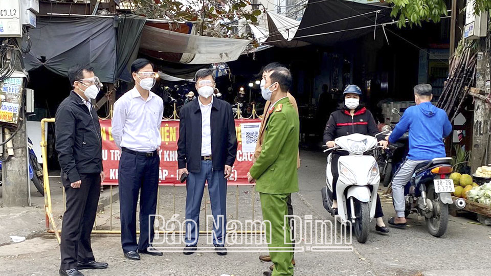 Ban chỉ đạo phòng, chống dịch COVID-19 thành phố Nam Định kiểm tra tại các chợ dân sinh