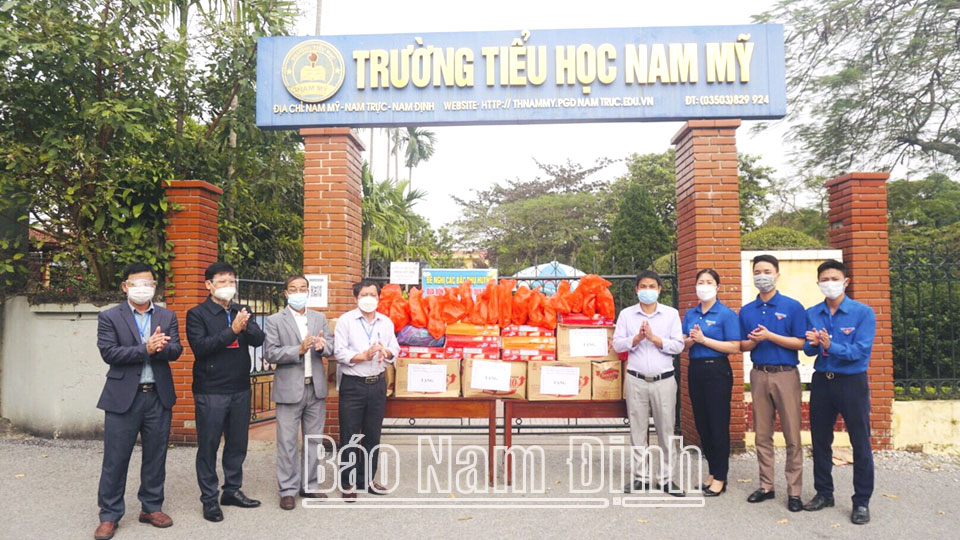 Tuổi trẻ Nam Trực chung tay đẩy lùi dịch COVID-19