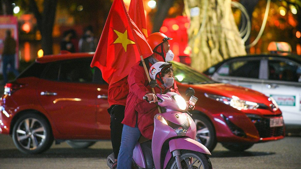 Người hâm mộ vui với chiến thắng của đội tuyển Việt Nam trước đội tuyển Trung Quốc