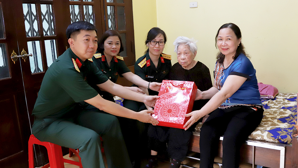 Ban CHQS thành phố Nam Định thăm, tặng quà Bà mẹ Việt Nam Anh hùng Chu Thị Ấu
