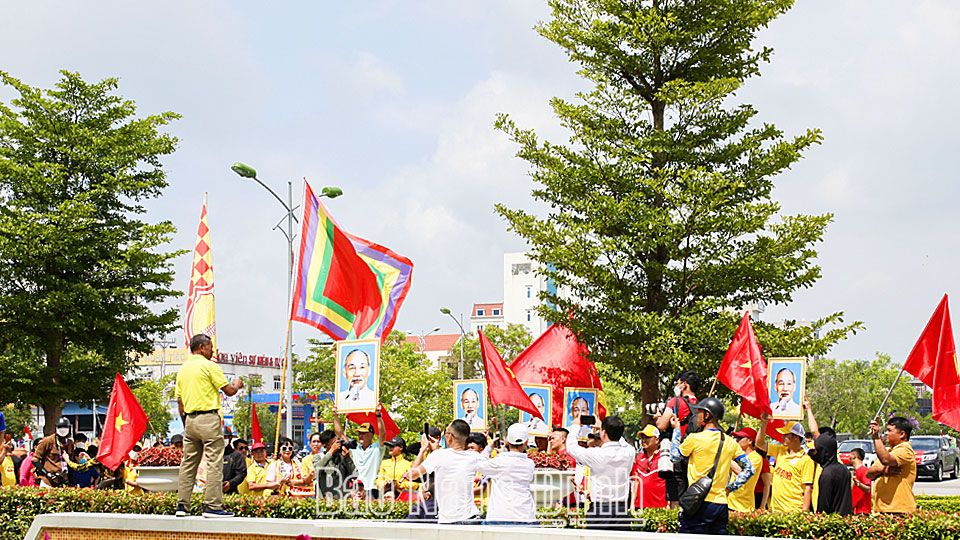 Khí thế cuồng nhiệt trước trận bán kết Bóng đá nam tại Sân thiên Trường Nam Định