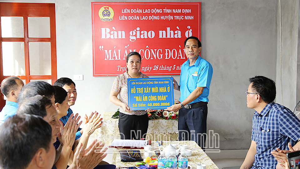 Bàn giao nhà ở "Mái ấm công đoàn", tư vấn pháp luật cho công nhân lao động huyện Trực Ninh