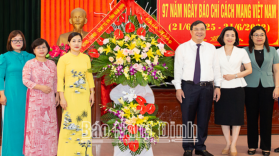 Các đồng chí lãnh đạo tỉnh chúc mừng các cơ quan báo chí nhân Ngày Báo chí Cách mạng Việt Nam