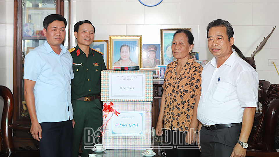 Ðồng chí Chỉ huy trưởng Bộ CHQS tỉnh thăm, tặng quà các gia đình chính sách huyện Hải Hậu