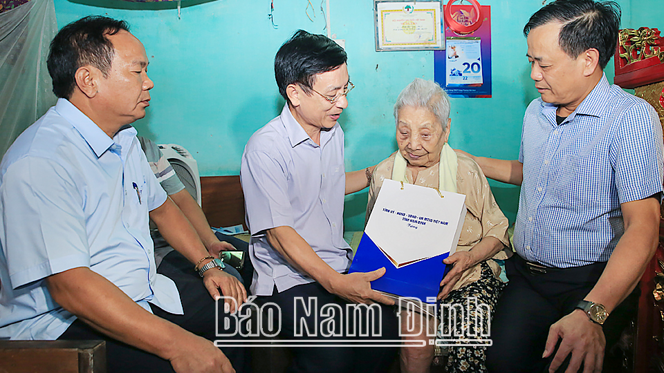Đồng chí Chủ tịch UBND tỉnh thăm, tặng quà gia đình chính sách huyện Vụ Bản