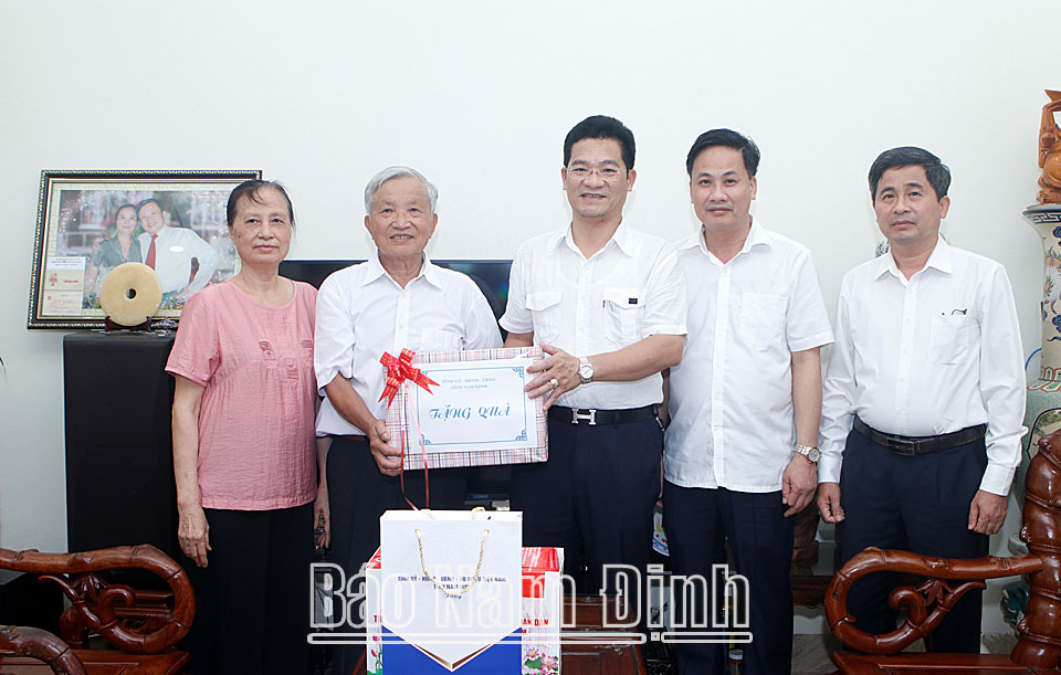 Đồng chí Phó Chủ tịch Thường trực UBND tỉnh thăm, tặng quà gia đình chính sách thành phố Nam Định