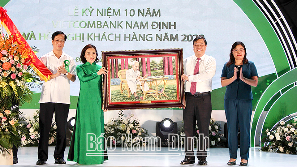 Vietcombank Nam Định kỷ niệm 10 năm thành lập