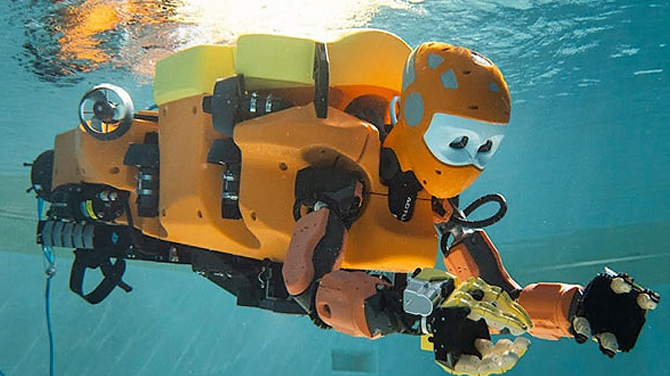 Robot hình người thám hiểm xác tàu đắm dưới đáy biển