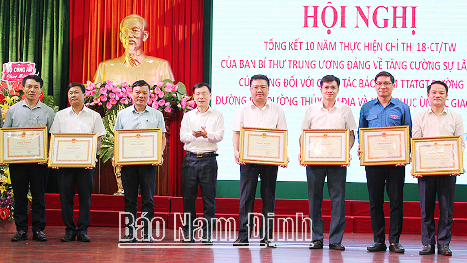 Tổng kết 10 năm thực hiện Chỉ thị của Ban Bí thư Trung ương Đảng về bảo đảm trật tự an toàn giao thông