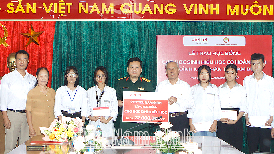 Viettel Nam Định trao học bổng cho học sinh có hoàn cảnh khó khăn hiếu học