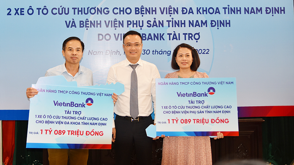 Ngân hàng TMCP Công Thương Việt Nam tặng 2 ô tô cứu thương cho Bệnh viện Đa khoa tỉnh và Bệnh viện Phụ sản tỉnh