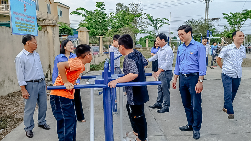 Bàn giao và gắn biển công trình "Sân chơi năng động"