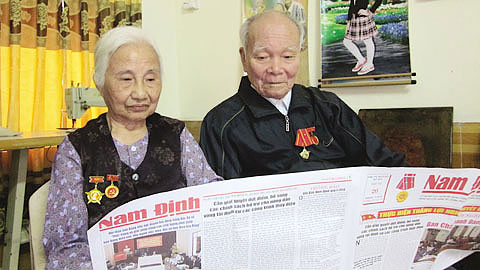 Vợ chồng cụ Nguyễn Xuân Lấn và Lê Thị Khoát ở Chi bộ 1, Đảng bộ phường Vỵ Xuyên (TP Nam Định). 
