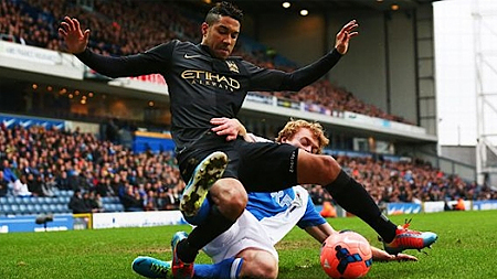 Manchester City (áo đen) và Blackburn bất phân thắng bại. 