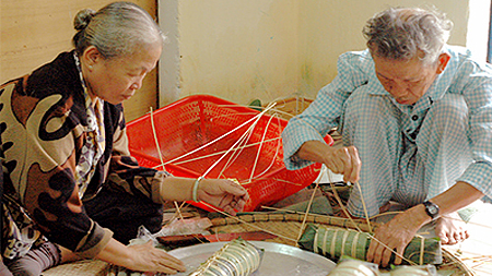 Người miền Nam gói bánh tét trong dịp Tết.
