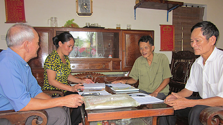 Ban Chi ủy xóm Đoài Bàng, xã Nam Hồng (Nam Trực) họp đánh giá hoạt động của các hội, đoàn thể năm 2013.