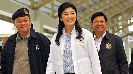 Thủ tướng Thái Lan Yingluck Shinawatra (giữa). (Ảnh: AFP/TTXVN)