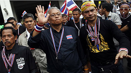 Cựu phó thủ tướng Suthep (giữa) dẫn đầu đám đông biểu tình chiếm giữ các bộ - Ảnh: Reuters