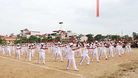 Người cao tuổi huyện Ý Yên biểu diễn thể dục dưỡng sinh.