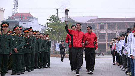  11 thanh niên ưu tú của tỉnh Điện Biên rước đuốc từ tượng đài chiến thắng lịch sử Điện Biên Phủ vào quảng trường TP.Điện Biên Phủ - Ảnh: Thúy Hằng