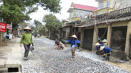 Công nhân thi công QL 38B, đoạn qua xã Đại An (Vụ Bản). 