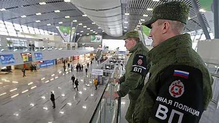 Nhân viên cảnh sát quân sự canh gác tại Nhà ga xe lửa Adler ở Sochi (Ảnh: Reuters)