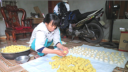 Làm nhân bánh giầy tại gia đình chị Phạm Thị Hiến.