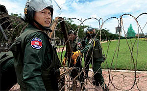 Lực lượng phòng chống biểu tình quanh hàng rào kẽm gai - Ảnh: Phnompenhpost