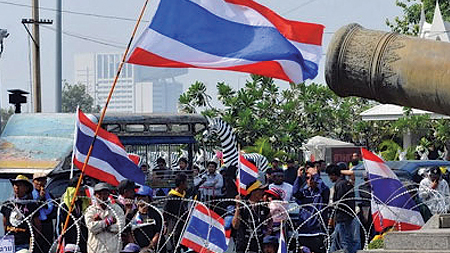 Người biểu tình phong tỏa một đường phố ở Bangkok, ngày 22-1. (Nguồn: AFP/TTXVN)