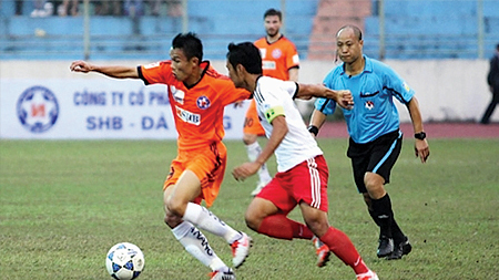 Pha tranh bóng giữa cầu thủ hai đội SHB Ðà Nẵng và Ðồng Nai. 