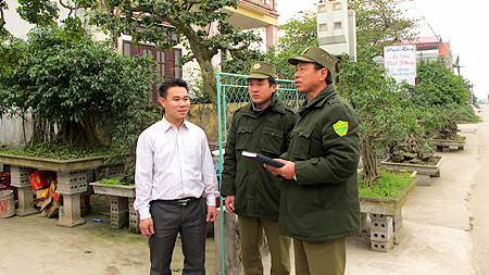 Tuyên truyền viên pháp luật xã Xuân Ninh (Xuân Trường) tuyên truyền pháp luật về an toàn giao thông tới người dân.