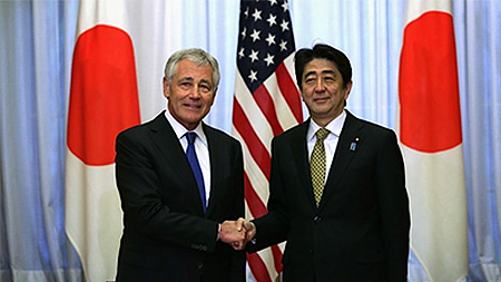 Ngoại trưởng Mỹ Chuck Hagel (trái) bắt tay với Thủ tướng Nhật Bản Shinzo Abe trong cuộc gặp ngày 5-4. Ảnh: Getty Images