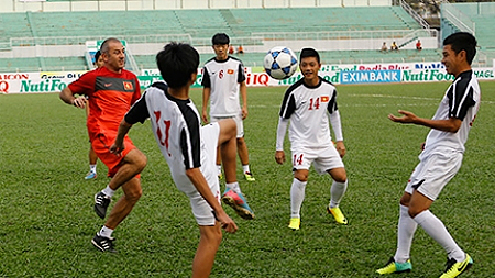 Huấn luyện viên Gra-chen Ghi-lôm và các học trò đội U19 Việt Nam nhận được nhiều kỳ vọng từ người hâm mộ nước nhà. 