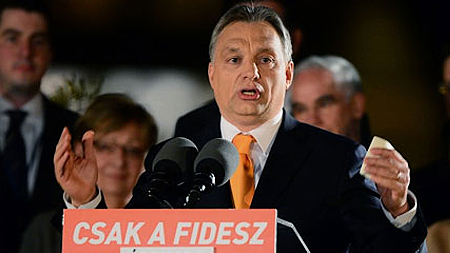 Thủ tướng Viktor Orban (giữa) phát biểu sau khi có tin đảng Fidesz giành chiến thắng tại thủ đô Budapest ngày 6-4. (Nguồn: AFP/TTXVN)