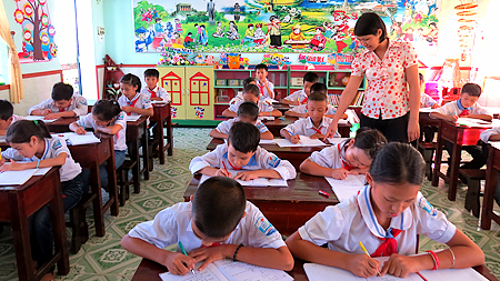 Cô và trò Trường Tiểu học Xuân Hòa (Xuân Trường) trong một giờ học.