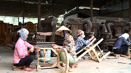 Nhiều lao động ở làng nghề mộc mỹ nghệ La Xuyên, xã Yên Ninh (Ý Yên) chưa sử dụng đầy đủ bảo hộ lao động cá nhân khi sản xuất. 