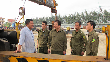 Công an Thị trấn Cát Thành tuyên truyền, vận động các doanh nghiệp thực hiện tốt phong trào “Tự quản, tự phòng, tự bảo vệ”.