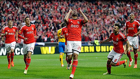 Niềm vui của Ezequiel Garay sau khi mở tỉ số cho Benfica - Ảnh: AP