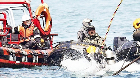 Thợ lặn Hàn Quốc thực hiện công tác cứu hộ phà SEWOL. Ảnh ROI-TƠ 