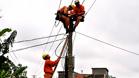 Sửa chữa, nâng cấp hệ thống điện tại xã Trung Đông. 