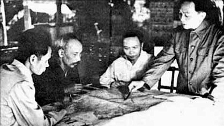 Ngày 6-12-1953, tại Việt Bắc, Chủ tịch Hồ Chí Minh và các đồng chí lãnh đạo Đảng quyết định mở Chiến dịch Điện Biên Phủ. Ảnh: TL