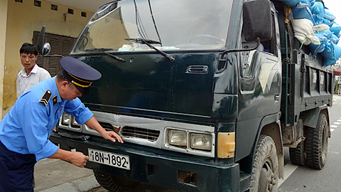 Thanh tra giao thông (Sở GTVT) xử lý xe vi phạm chở quá tải trên Quốc lộ 21, thuộc địa phận huyện Hải Hậu.